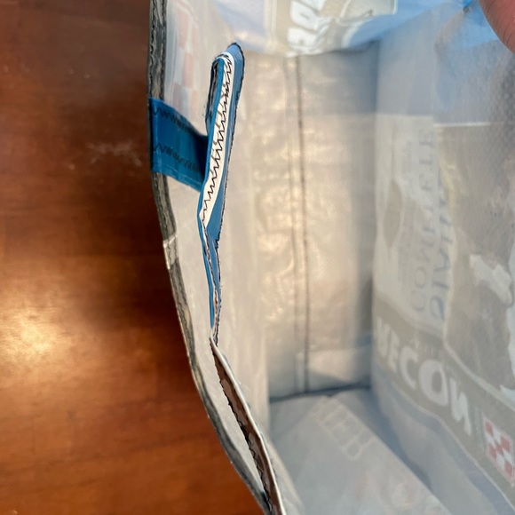 Durable plastic feed sack tote bag. - Picture 3 of 6